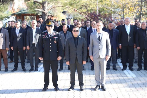 İlçemizde, Gazi Mustafa Kemal Atatürk'ün Ebediyete İntikalinin 86. Yılı Nedeniyle Çelenk Sunma Töreni Düzenlendi;